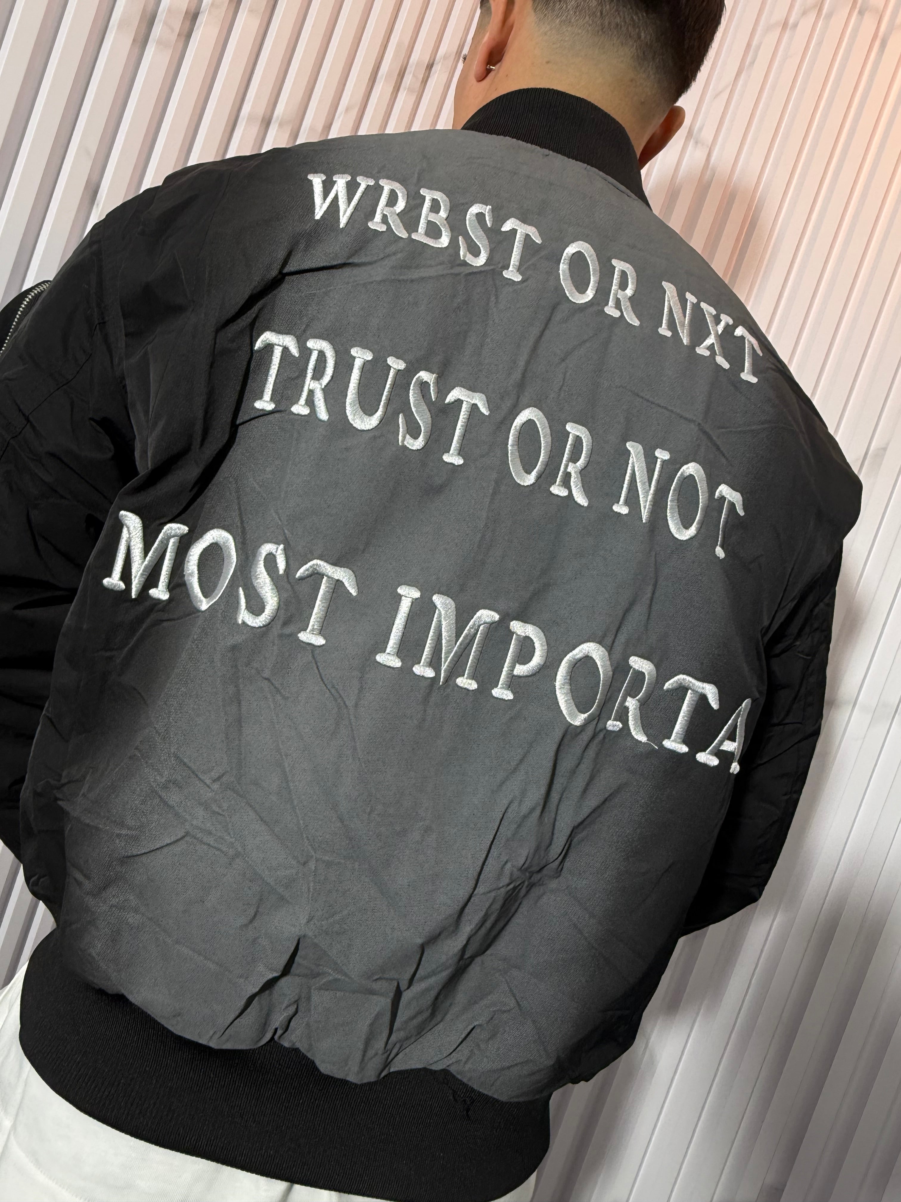 Giubbotto nero scritta retro