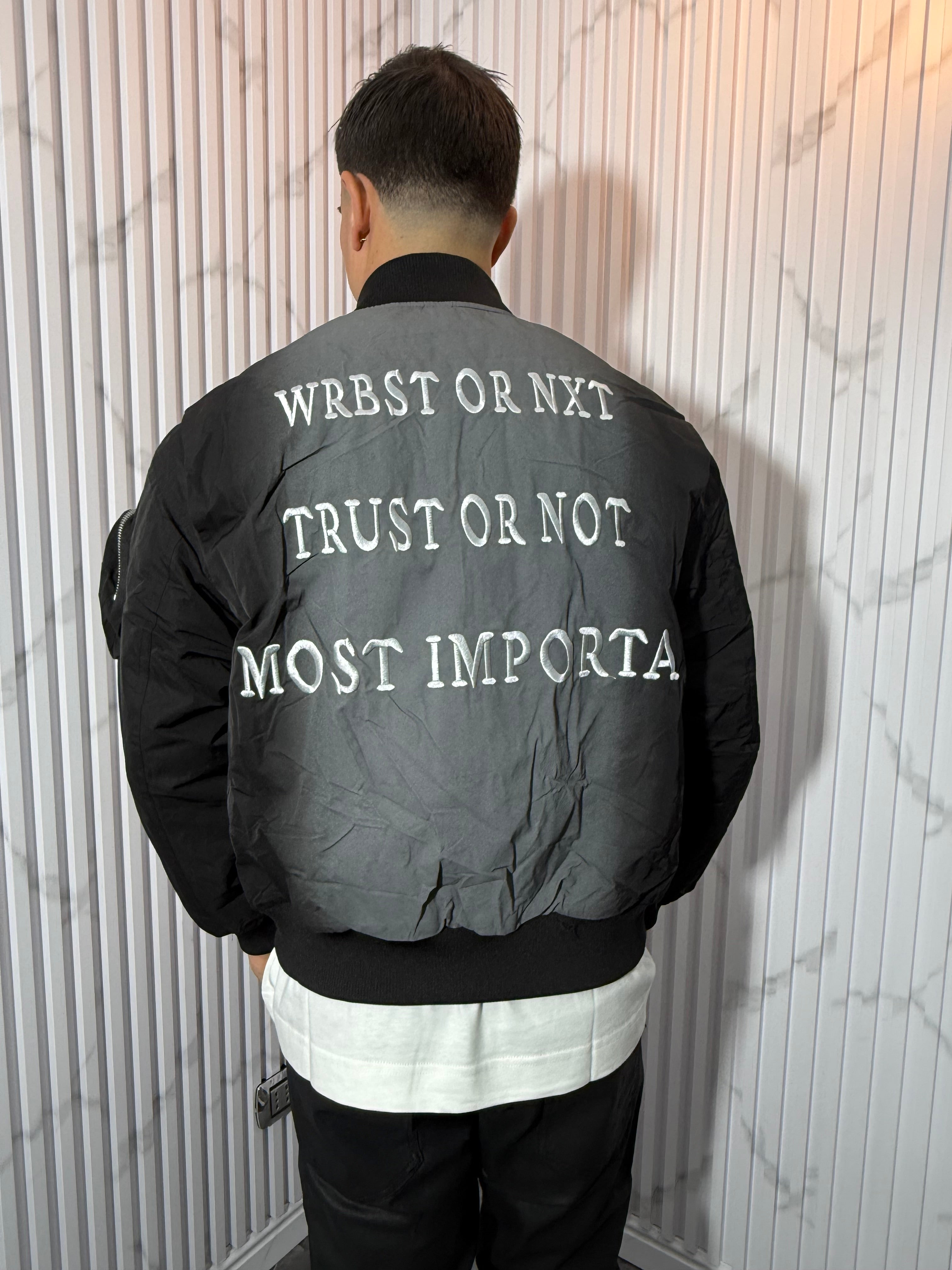 Giubbotto nero scritta retro